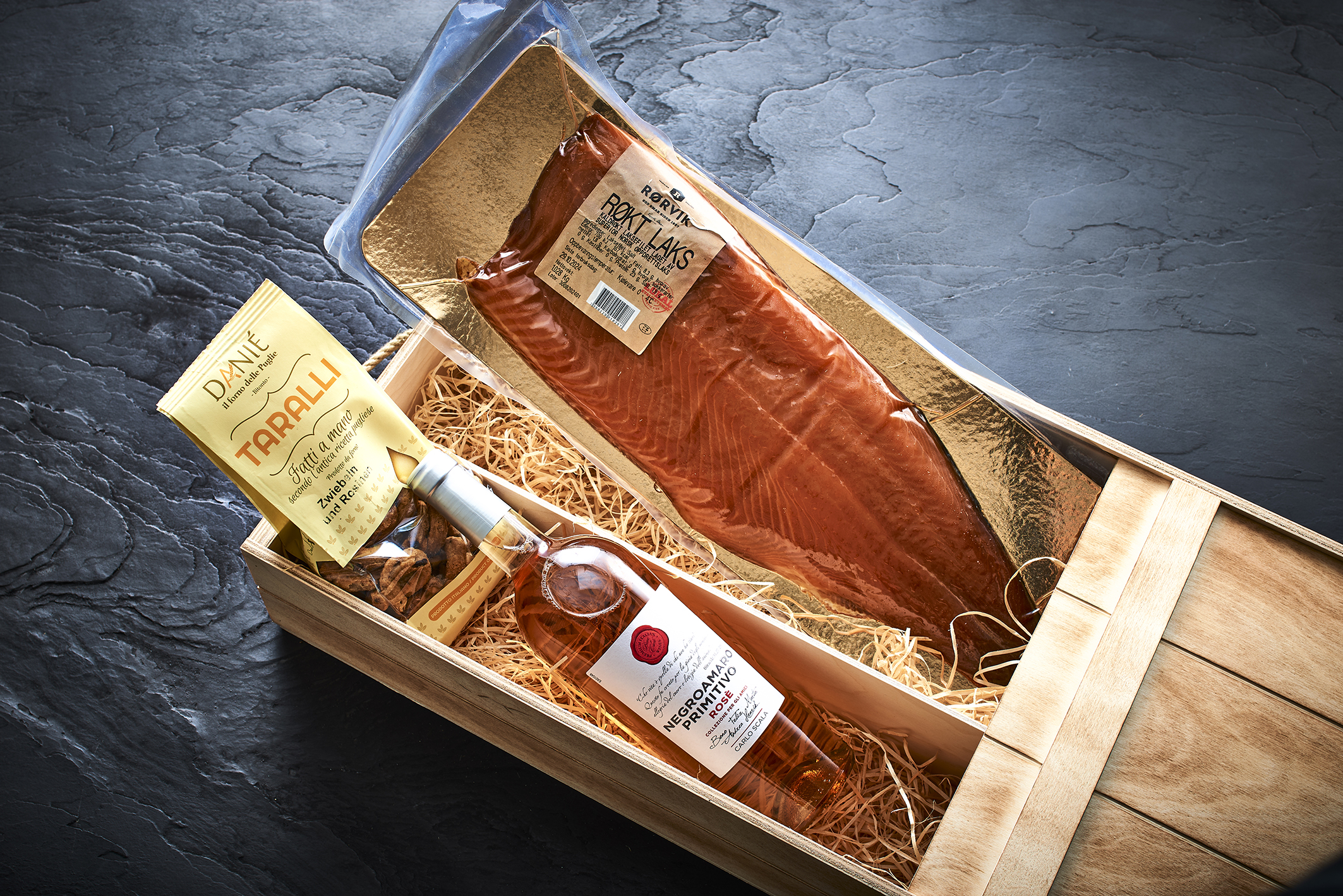 Geschenkbox mit Räucherlachs, Roséwein und Taralli-Crackern. Gourmet-Geschenkset für besondere Anlässe. – Fishing Adventure GmbH