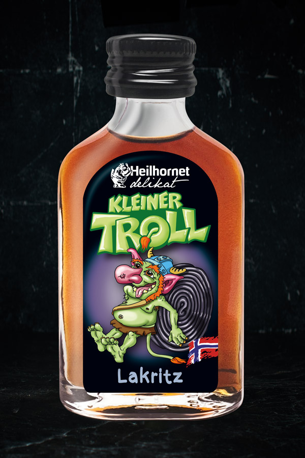 Kleiner Troll Lakritz-Likörflasche mit einem Cartoon-Troll auf dem Etikett und einer norwegischen Flagge. – Fishing Adventure GmbH