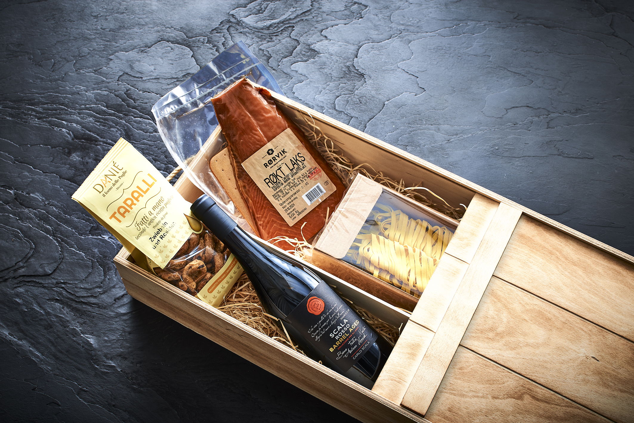 Gourmet-Geschenkbox mit Räucherlachs, Pasta, Wein und Taralli-Crackern, perfekt für besondere Anlässe. – Fishing Adventure GmbH