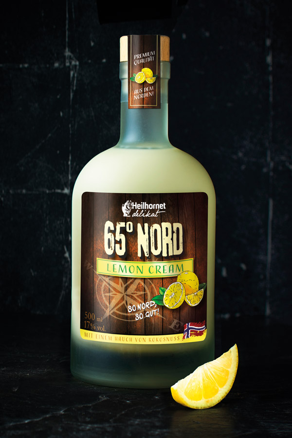 Flasche Heilhornet 65° Nord Zitronencremelikör mit Zitronenscheibe. Erstklassige Qualität und Geschmack. Perfekt für Feiern. – Fishing Adventure GmbH
