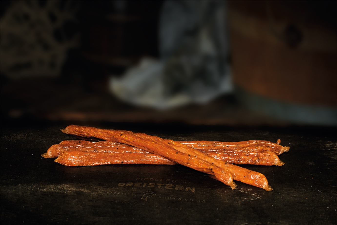 Getrocknete Würstchen auf einer dunklen Oberfläche. Traditioneller Snack für Outdoor-Aktivitäten. – Fishing Adventure GmbH