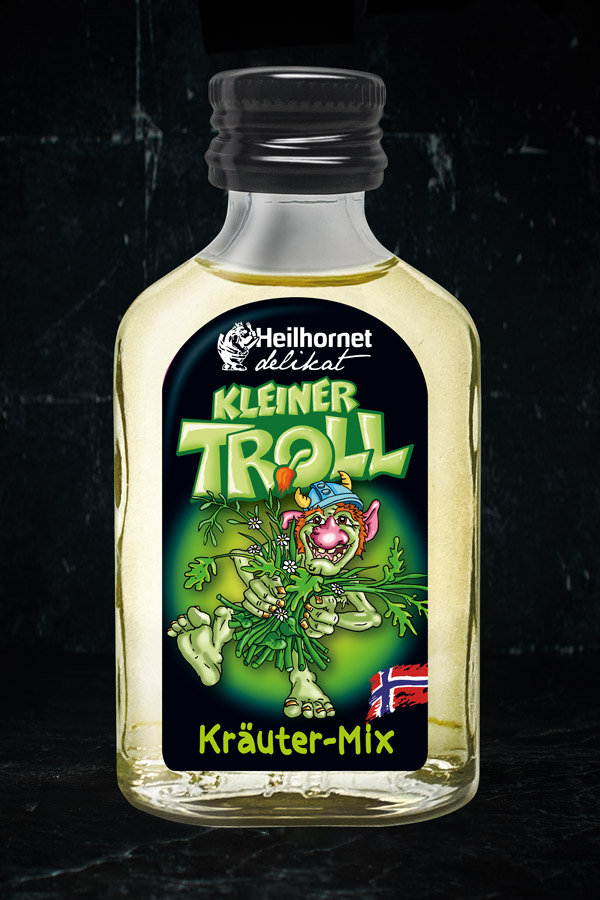 Kräuterlikör 'Kleiner Troll' in einer Flasche mit lustigem Etikett und norwegischer Flagge. – Fishing Adventure GmbH