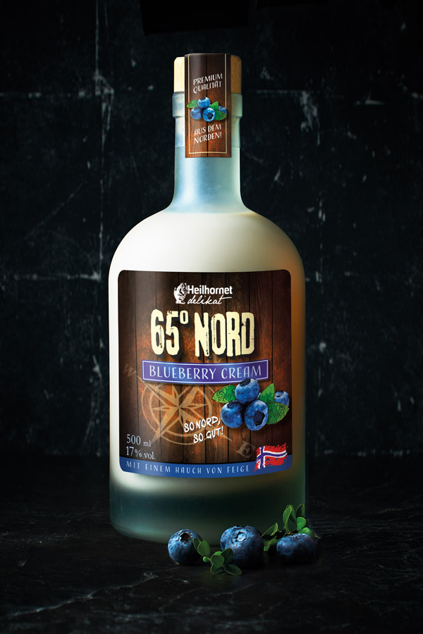 Heilhornet 65° Nord Blueberry Cream Likör in einer Glasflasche mit Blaubeeren. – Fishing Adventure GmbH
