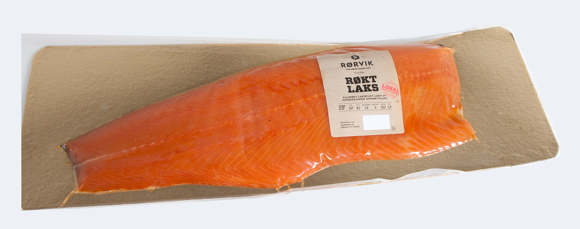 Røkt Laks kaltgeräuchertes Lachsfilet, eine norwegische Meeresfrüchte-Delikatesse, verpackt auf einem goldenen Tablett. – Fishing Adventure GmbH