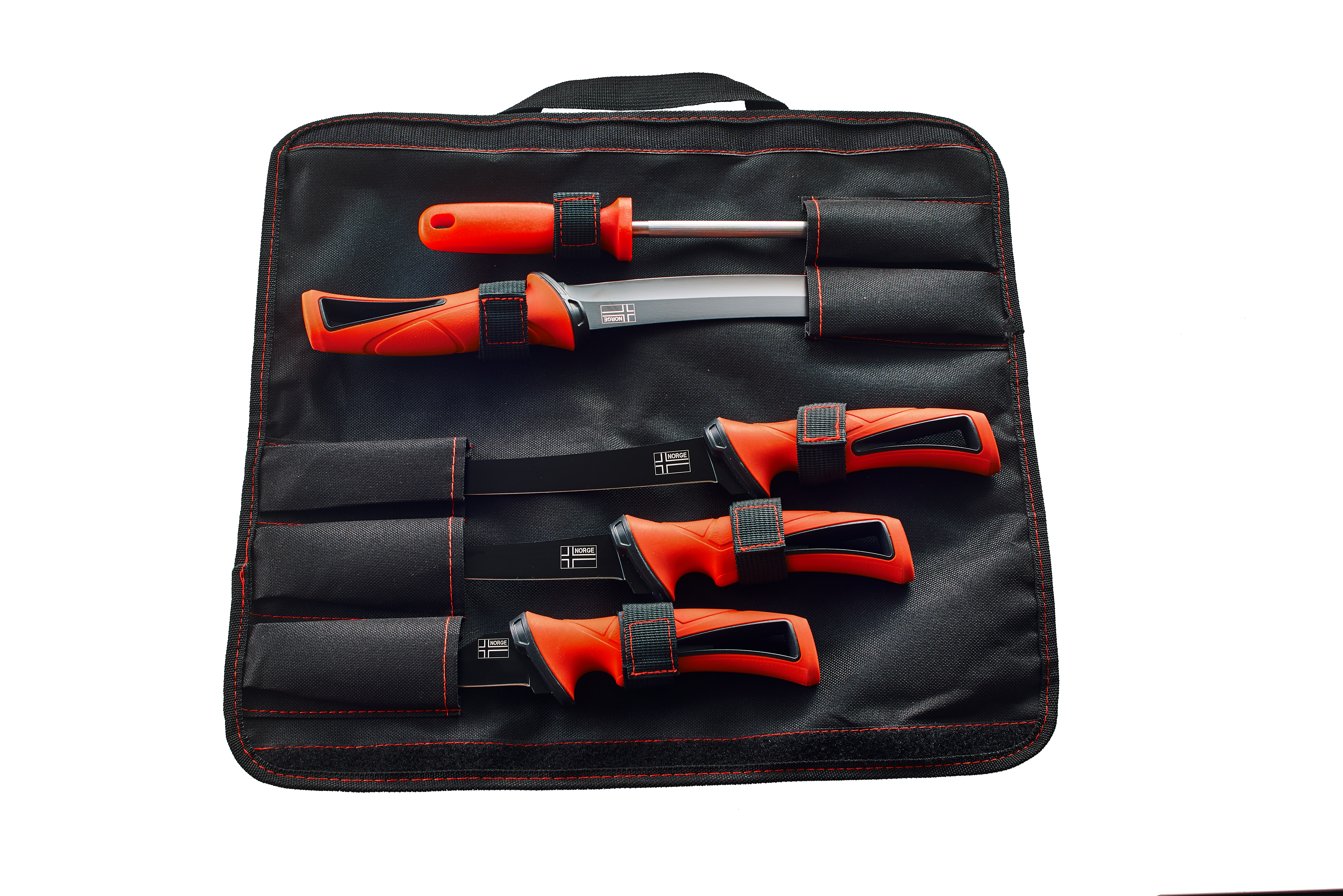 Ein Satz Filetiermesser und ein Wetzstahl mit orangefarbenen Griffen in einer schwarzen Tragetasche. – Fishing Adventure GmbH
