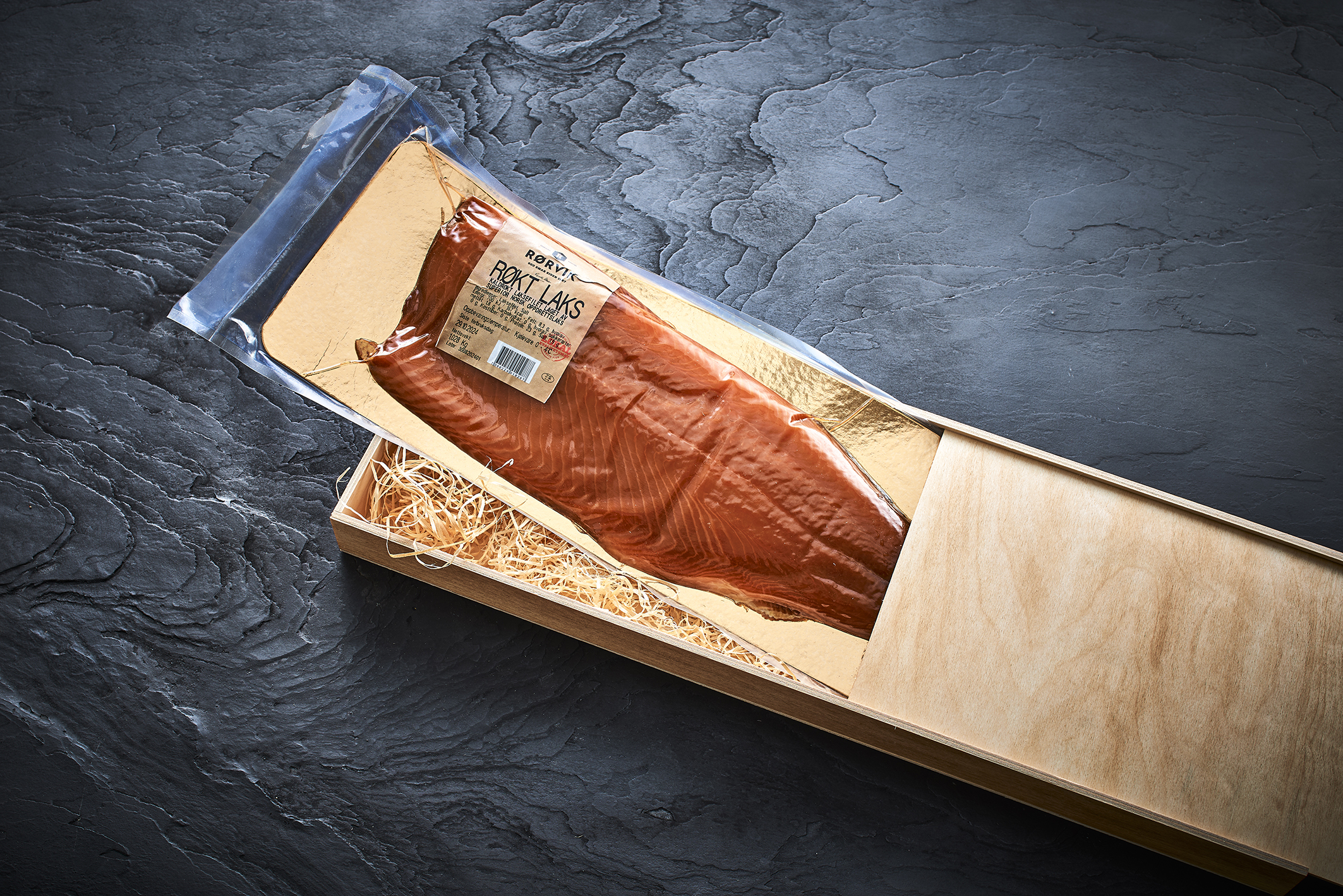 Geräucherter Lachsfilet in Holzschachtel, ideal als Geschenk für Angler und Outdoor-Enthusiasten. – Fishing Adventure GmbH